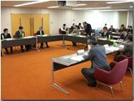 上越市役所での会議の様子(写真)