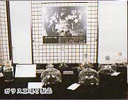 ガラス工場と製品の展示（写真）