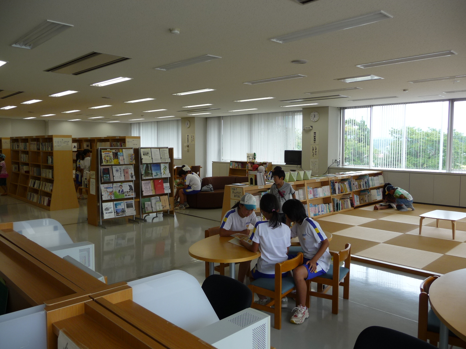 高田図書館吉川分室閲覧コーナー（写真）