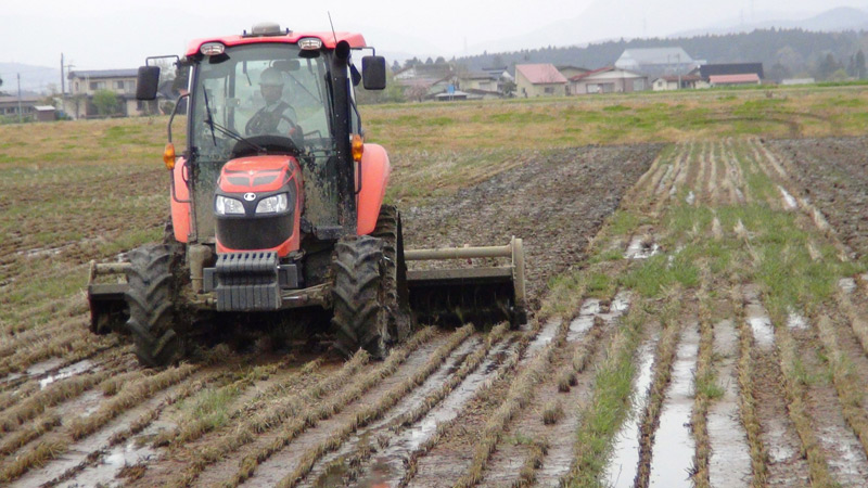 直進キープ装置を装着したトラクター（写真）