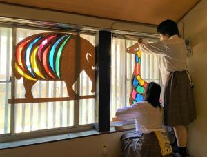 作成した影絵を飾り付けている様子(写真)