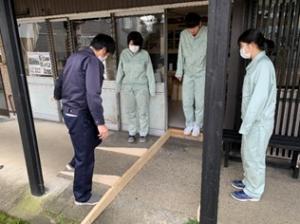 製作するスロープの長さなどを現地で確認している様子(写真)
