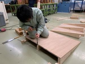 スロープを作製している様子（写真）