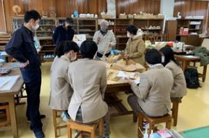 防腐剤の塗装作業の様子(写真)