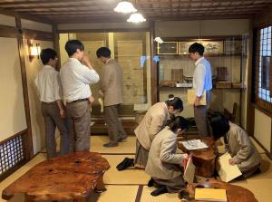 雁木町屋を見学している様子(写真)