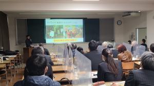 荒木さんの話を聞いている様子の写真