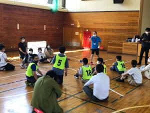 ニュースポーツ体験会、説明を聞いている(写真)
