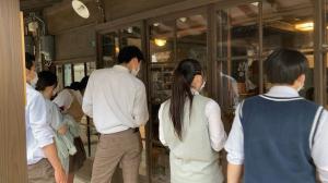 高校生がまち歩きをしている様子(写真)