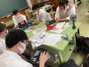高校生が影絵について検討している様子(写真)