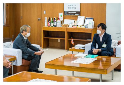 監査委員による「令和3年度各会計決算審査意見書」及び「財政の健全性に関する比率の審査意見書」の手交（写真）