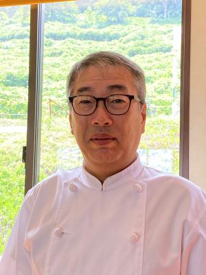 湯沢雅彦（写真）