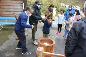 餅つきの様子（写真）