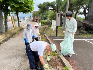 除草作業、花柄摘みの様子(写真)