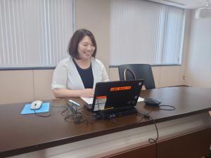 柳原さんが話をしている様子（写真）