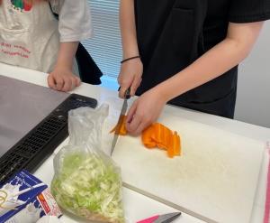 食材の下ごしらえの様子(写真)