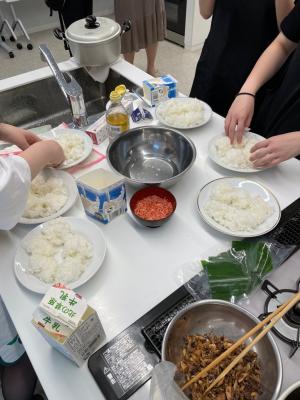 ご飯を分ける様子(写真)