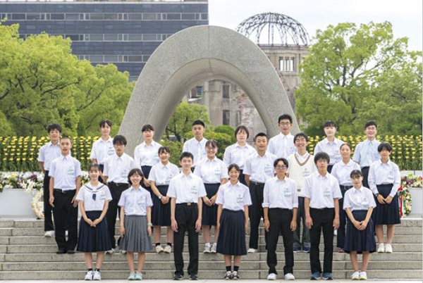 派遣された24名の中学生（集合写真）