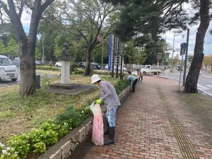 花壇北側の作業の様子(写真)