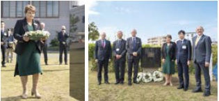 左：献花するルース・フェイガン市長（写真）、右：全員写真