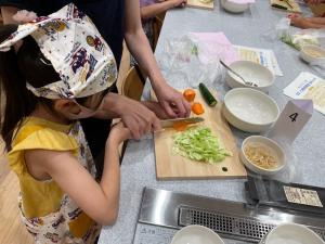 朝食料理教室に参加する親子の写真
