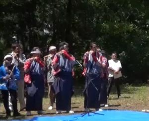 奉納神楽での笛によるお囃子の様子（写真）