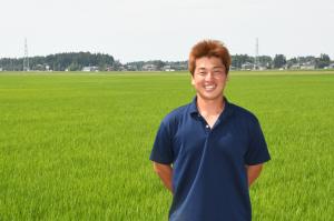 福原真大さんと田んぼの写真