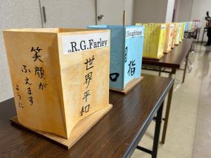 会場には平和を願う灯ろうが並べられています（写真）