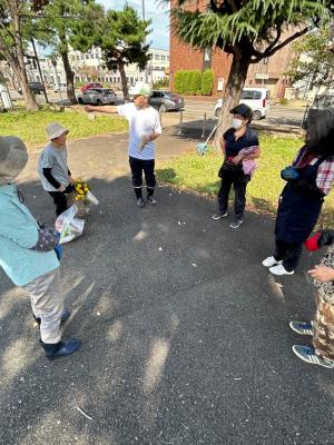 作業が終わり次回の活動内容の打合せの様子（写真）