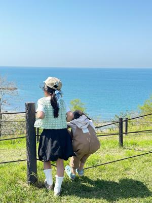 海を眺める子どもたち(写真)