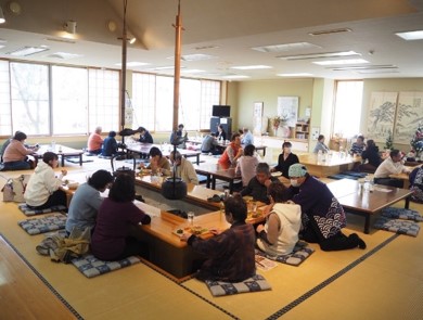 そばを食べる方で賑わう会場の様子（写真）