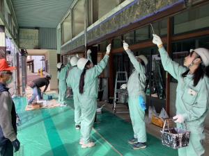 雁木の塗装作業中(写真)
