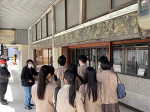 まち歩きの様子、旧銭湯前にて(写真)
