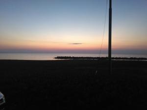 雲のない夕方の海の写真
