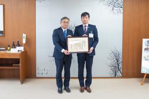 日本曹達株式会社 取締役執行役員 清水氏と中川市長の写真