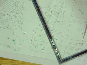 図面をもとに細かい設計を手作業で行っていきます（書き込んだ図面の写真）