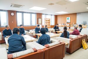 座って対談している様子（写真）