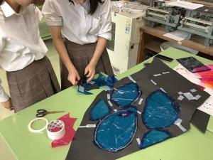 影絵を制作中の様子(写真)