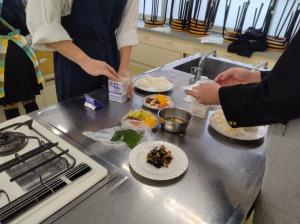 ご飯と具材を交互に詰めていく（写真）