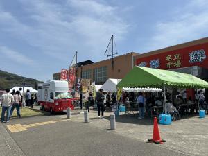 飲食ブースが並ぶイベント全体の様子（写真）