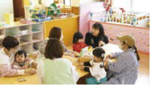 子育て広場をお子さんと保護者が利用している様子（写真）