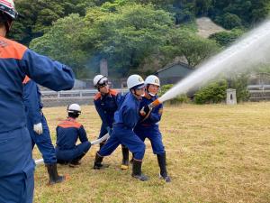 4人がかりで放水を行う様子（写真）