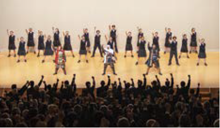 越後上越上杉おもてなし武将隊と上越高校ダンス部による記念パフォーマンスの様子（写真）