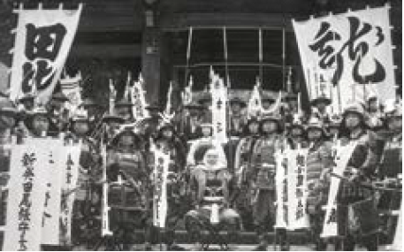 昭和58年（1983）、第58回開催。林泉寺山門の前にて謙信公や家臣 に仮装する皆さん（写真）