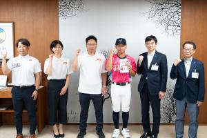 2025世界少年野球大会に出場する選手による訪問の写真