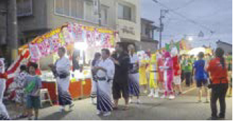 浴衣や衣装を着た踊り手と屋台（写真）