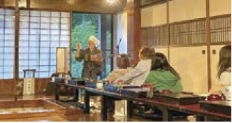 語り部の話に聞き入る参加者たち（写真）