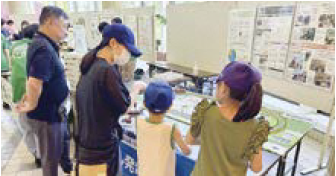 親子で環境について学ぶ来館者の様子（写真）
