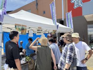 とうもろこし販売に訪れるお客さんの様子（写真）