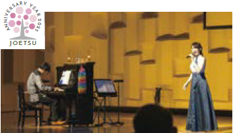 歌とピアノの演奏の様子（写真）