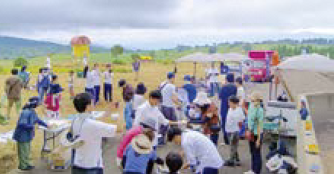 高原祭を楽しむ人々（写真）